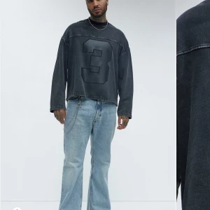 Svart oversized tröja med stor 3:a - Cool svart oversized tröja med en stor matt 3:a tryckt på bröstet. Tröjan har bred passform, nedhasade axlar och långa ärmar. Materialet är mjukt och känns som bomull. Perfekt för dig som gillar streetwear och avslappnad stil.