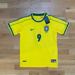Ronaldo Brazil shirt - ✅ R9 Brazil kit/jersey  📊 Colour: Yellow and green  📏 Size: medium (m) (please seek measurements for reassurance)  📐 Measurements: Pit to pit – 50cm Collar to hem – 70cm  ♻️ New. Not worn.  🧵 Material: 100%polyester  💬 If you got any questions don’t hesitate to  ask!   I ship on the same day or the next day🤝  💰 Im also open for resonable offers - feel free to make one✌️