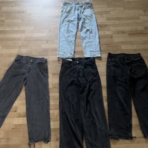 Baggy Jeans - Säljer också styckvis (175kr/st) 3 par sweetsktbs och 1 par Hm i mitten, (Paketpris om du köper alla 650kr) Behöver du fler bilder äre bara att höra av sig. Skickar snabbt, Storlekar S,M dm för mer info