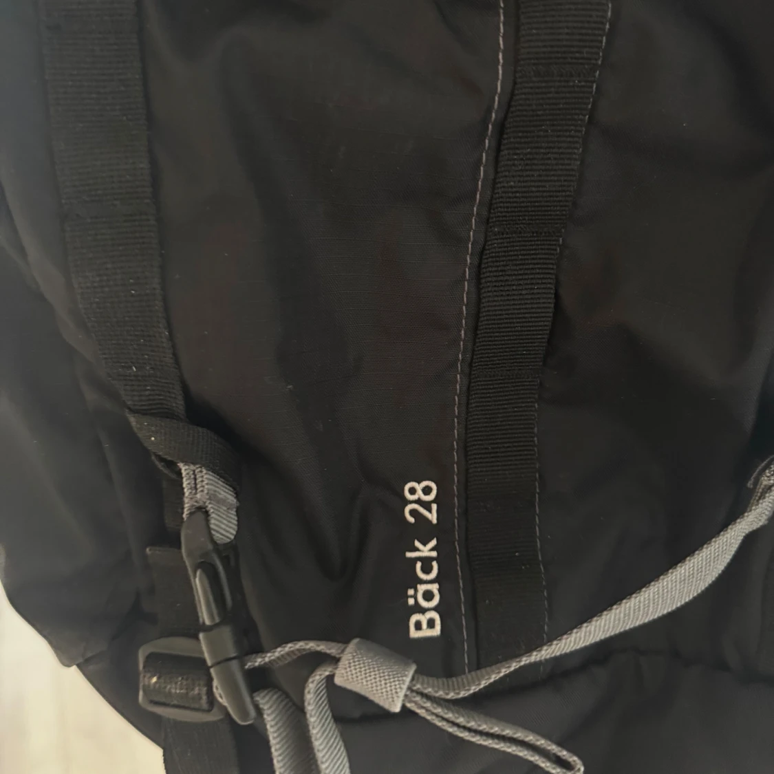 Svart ryggsäck Haglöfs Bäck 28L - 2