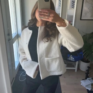 Vit kappa - Jacka från hm! Oanvänd med lapp kvar.