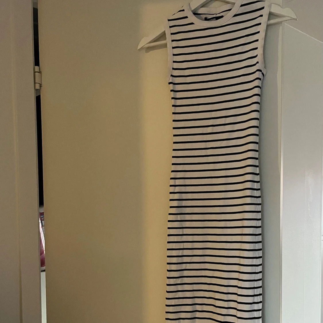 Randig ärmlös klänning i bomull