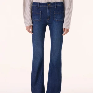 Blå bootcut jeans med fickor - Säljer snygga Kujten jeans med bootcut passform och höga fickor fram och bak. Modellen heter Lola. Ordinarie pris 2000