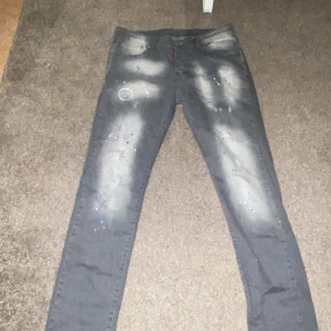 D2 byxor  - Hej! Säljer ett par otroligt snygga gråa d2 byxor med den ikoniska fotbolls spelaren ZLATAN där bak Byxorna är helt  nya har och kommit till användning 1 gång och några gånger av den förgående ägaren, köpte de för 3000 här på Plick skicket är verkligen perfekt. Mitt pris 2399 priset  dock är de inte hugget i sten. Vill också säga att byxorna är inte så vita vid knät som de e på bilden skulle mer säga det är pga en Blixt ja har på. Byxorna satt inte bra på mig och va för stora. funderingar?  DM! 