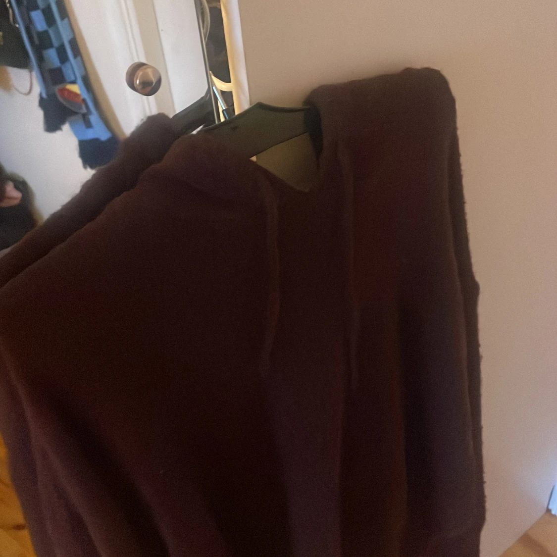 Mörklila hoodie med huva och snörning - 1