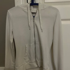 Vit hoodie med dragkedja från Anna Field storlek S  - Säljer en stilren vit hoodie från Anna Field med dragkedja framtill, huva med snörning och två fickor. Storlek S 