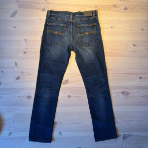 Nudie Jeans Lean Dean - Nudie jeans (Lean Dean) | Storlek: W31 L32 | Skick: 9/10, inga tydliga deffekter, förutom liten fläck på ena låret. | Hör gärna av er vid frågor och funderingar! Pris går att diskutera vid smidig affär🤗