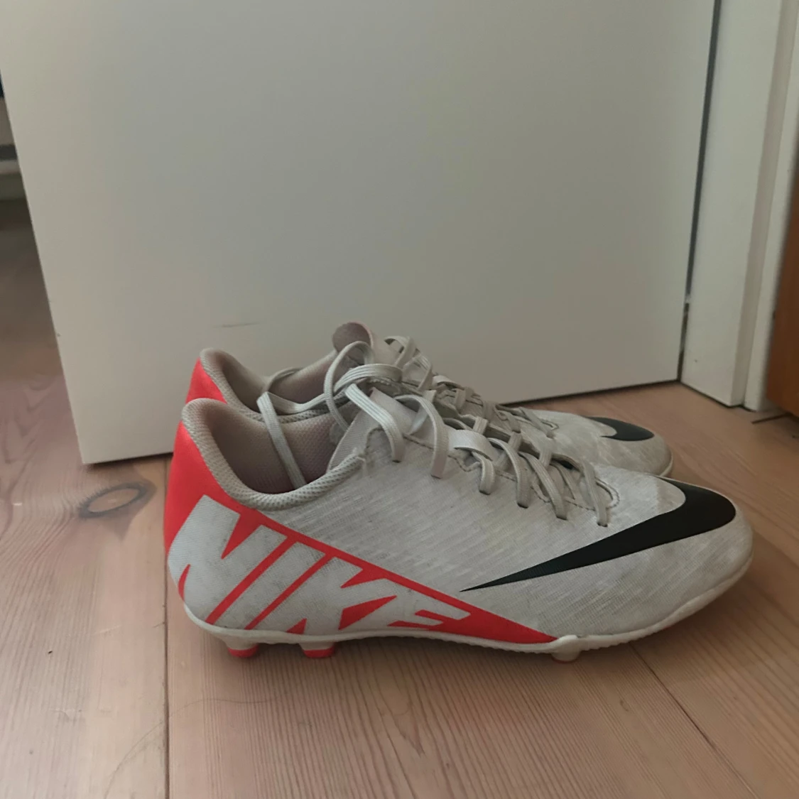 Nike vita fotbollsskor med röd detalj