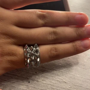 edblads ring - ja ska sälja min silvriga ring från edblad den e typ som ny har haft den i 2 månader men vill inte ha den för bytte till guld man får den me paketet o de e storlek L