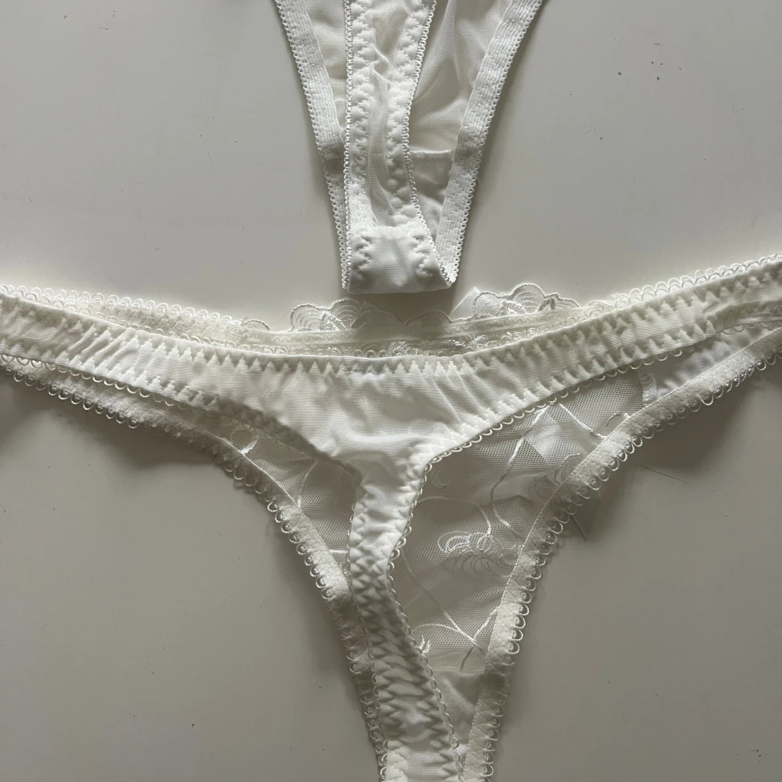 Vit spetsbikini med rosett och blommor - 4