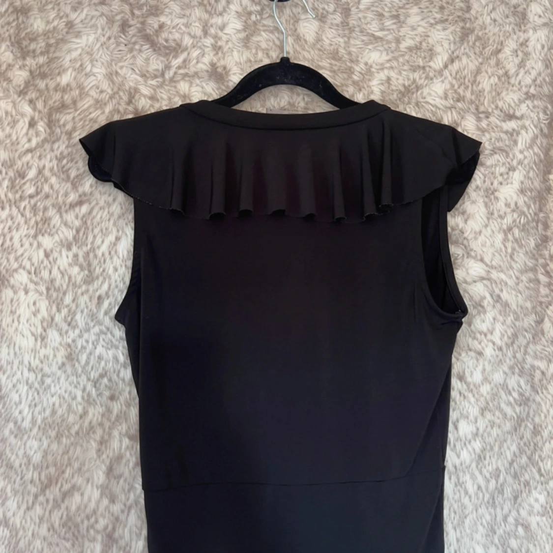 Svart omlott bodysuit med volang - 2