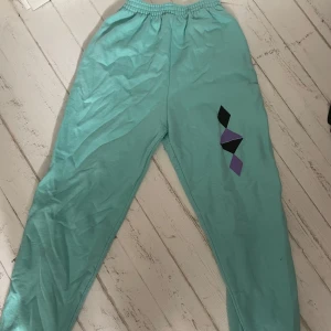 80-tals mjukisar - Mjukisbyxor i rätt bra skick dock en del nopprar på ett ställe (se bild). Det står att byxorna är i M, men skulle snarare säga xs då resoret är rätt tight kanske till och med hade passat xxs.  Men kan självklart mäta om man vill.  Katt finns i hemmet. Står ej för postens slarv. 