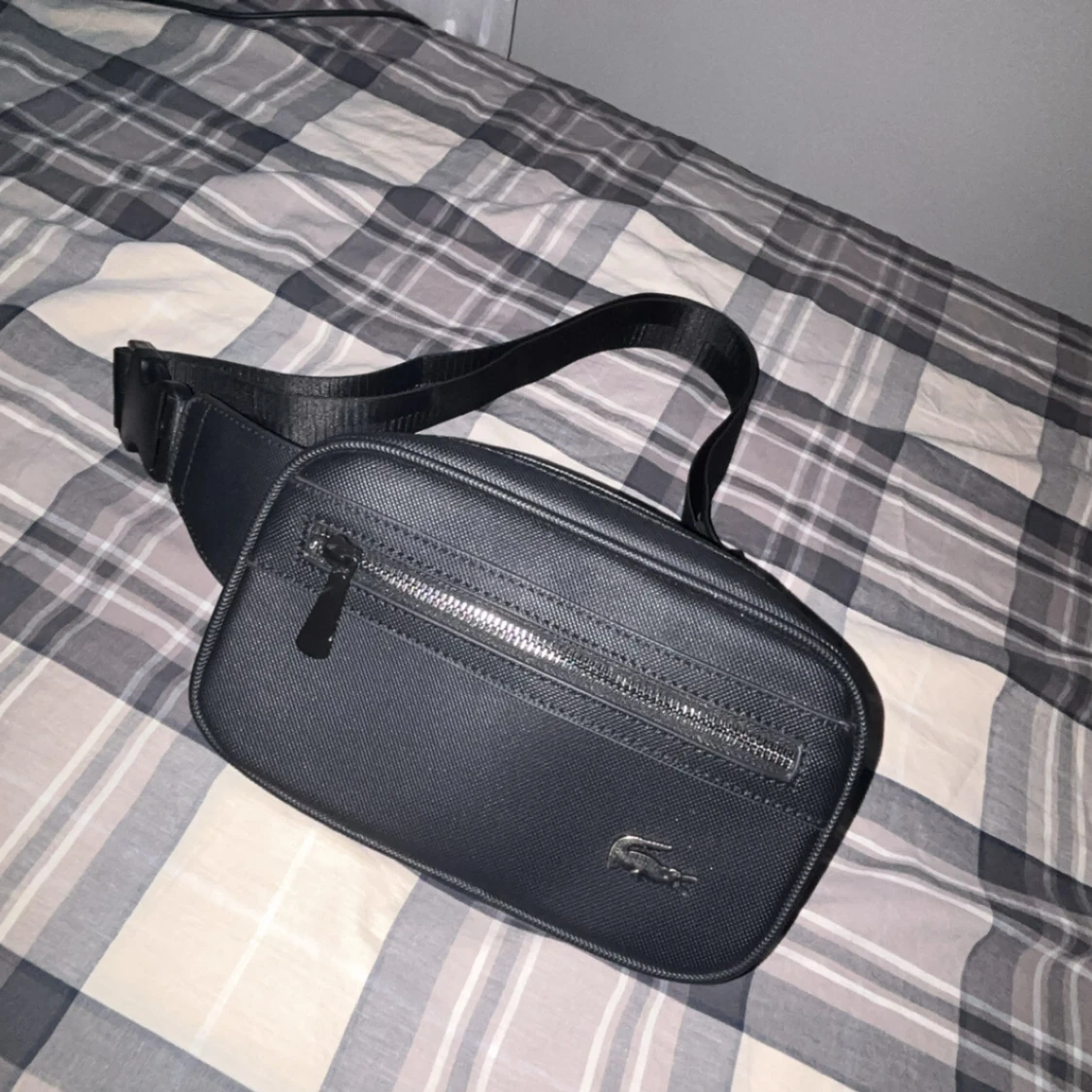 Svart magväska från Lacoste