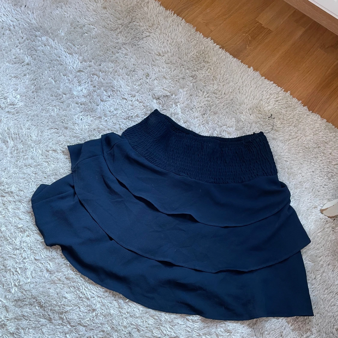 Mörkblå volangkjol från Vero Moda