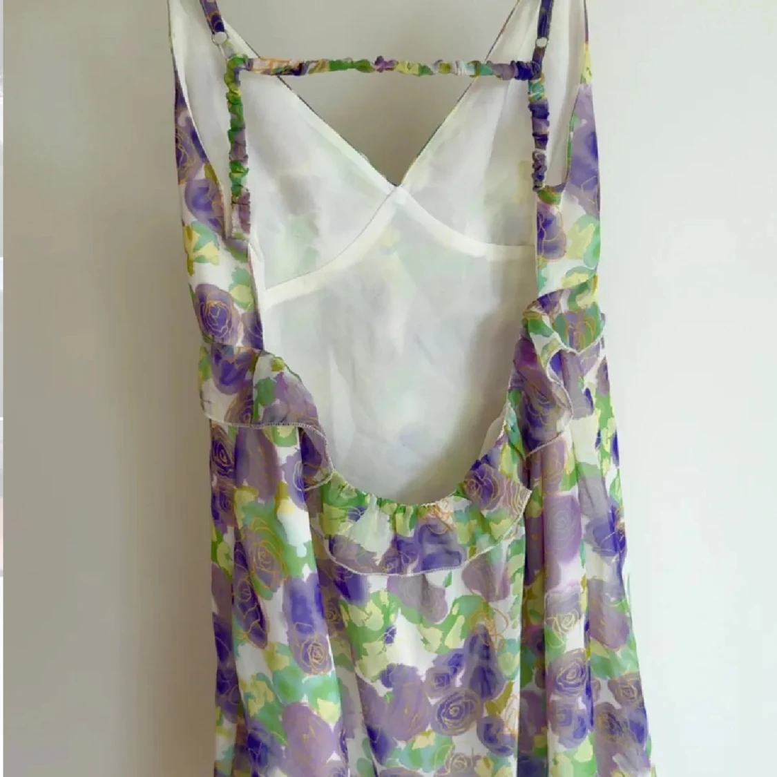 Blommig kort klänning med öppen rygg - 1