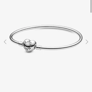 Pandora Moments armband  - Stilrent armband från Pandora i äkta sterlingsilver med ett hjärtformat lås. Enkel och elegant design💗helt oanvänd kom privat för flera bilder. Nypris 799kr Stl:21cm🥂