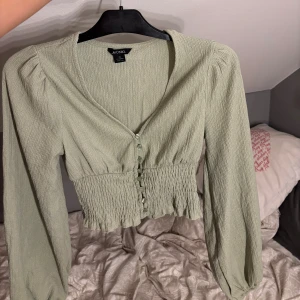 Ljusgrön blus - Supersöt ljusgrön blus från Monki. Fint skick i storlek xs, men passar S.💕