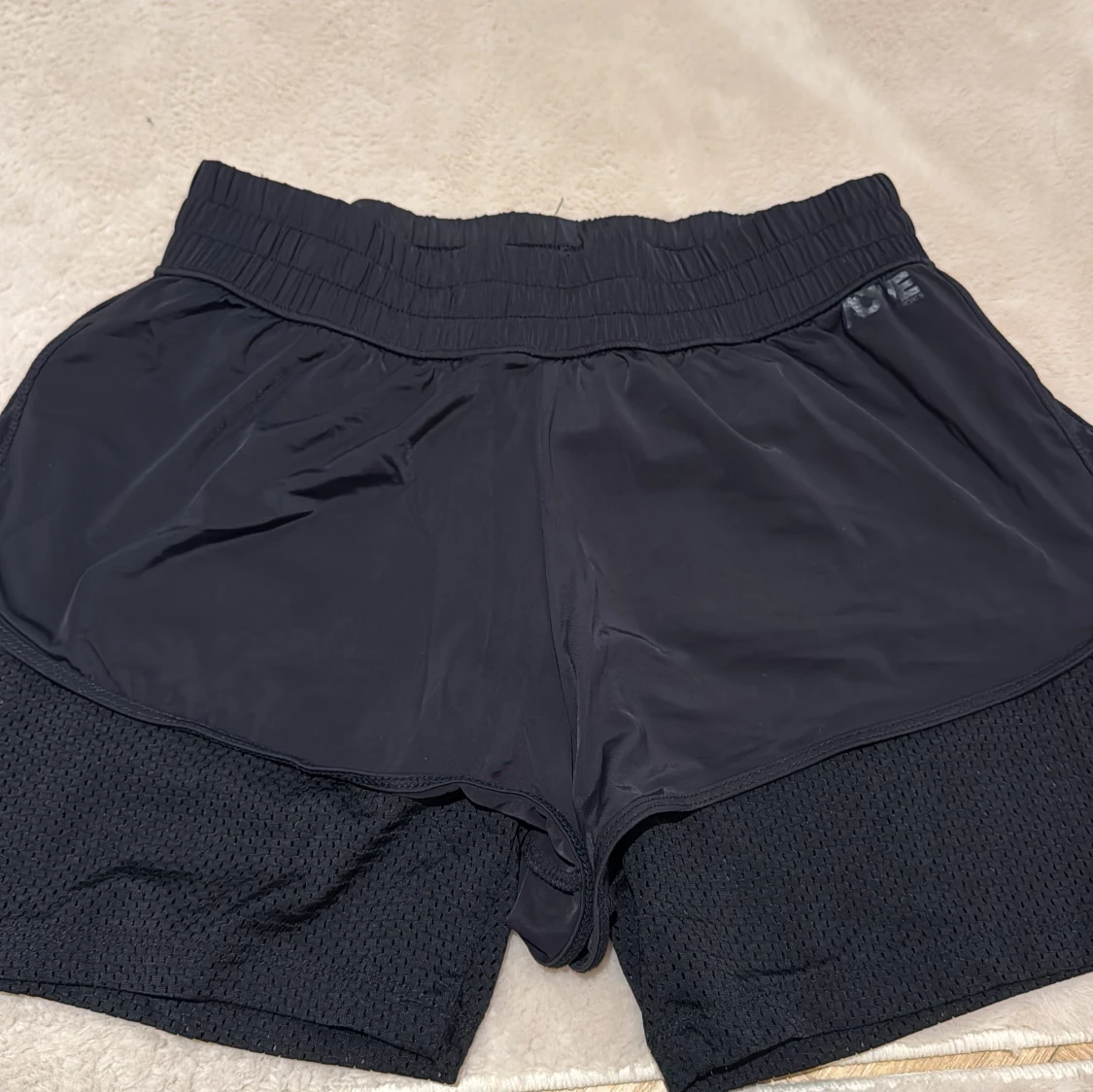 Svarta träningsshorts från Gina Tricot - 1