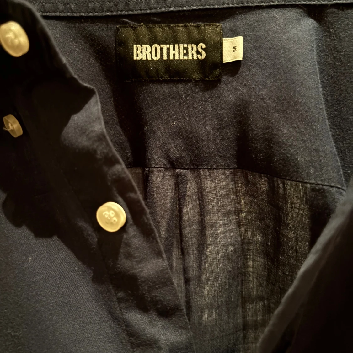 Mörkblå skjorta från Brothers M - 2
