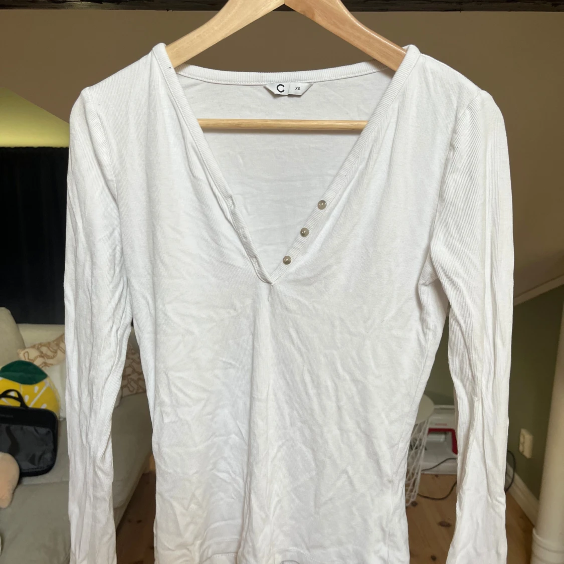 Vit ribbad långärmad tröja med knappar - 2