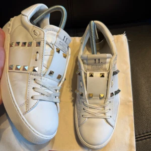 Valentino Rockstud vita sneakers - Tja! Säljer ett par fina valentino open skor i väldigt bra skick!😊| Storlek 37,5 | Självklart äkta🙏| Fraktar alltid samma dag‼️