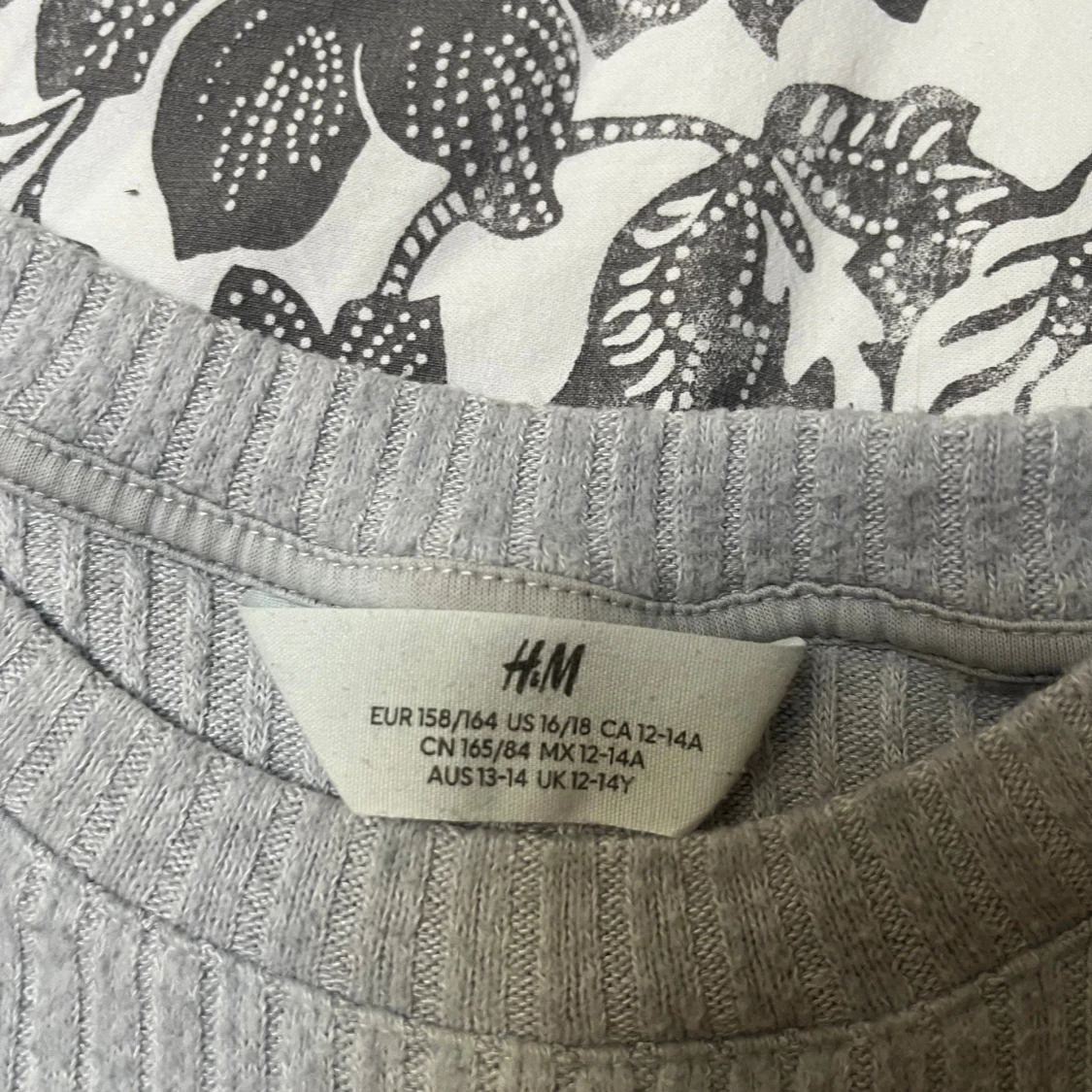 Grå ribbad tröja från H&M - 1