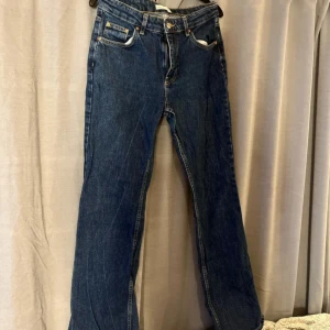 Blå bootcut jeans från Perfect Jeans - Snygga blå jeans från Perfect Jeans i klassisk bootcut-modell. Jeansen har fem fickor, gylf med dragkedja och knapp, samt kontrastsömmar. Tillverkade i slitstarkt denimtyg som ger en tidlös look. Perfekta för dig som gillar en lite vidare passform nertill.