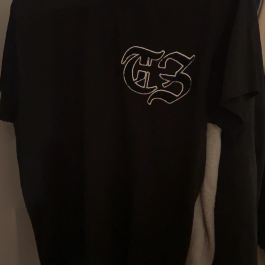 Svart och vit t-shirt med tryck - 1