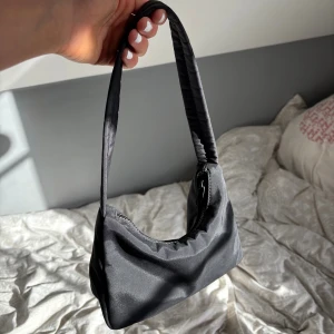 Svart axelväska - Fin liten svart väska. I fint skick💕