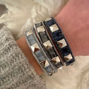 Jeansarmband - Hej! Vi är ett UF företag som kommer sälja jeansarmband, eventuellt andra produkter skapade i jeansmaterial. Vi skulle vilja göra en intressekonflikt för att kolla hur många som skulle vara intresserade av våran vara, samt vilken av bilderna ni tycker innehåller snyggast armband. (OBS, detta är inte våra armband eller våra bilder, vi använder dom som inspiritiation) Om ni är intresserade kan ni kontakta oss på denna annonsen, så kan vi återkomma till er när vi har kommit igång med produktionen!