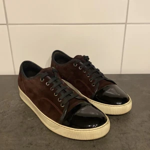 Lanvin skor - Säljer ett par sjukt snygga lanvin skor | strl: 44 | skick:8,5/10 | endast skorna medföjer | kan gå ner i pris vid snabb affär🤝