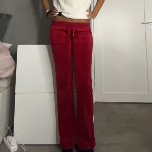 Röda velourbyxor Juicy Couture XXS - Använt typ 3 gånger, priset kan diskuteras 