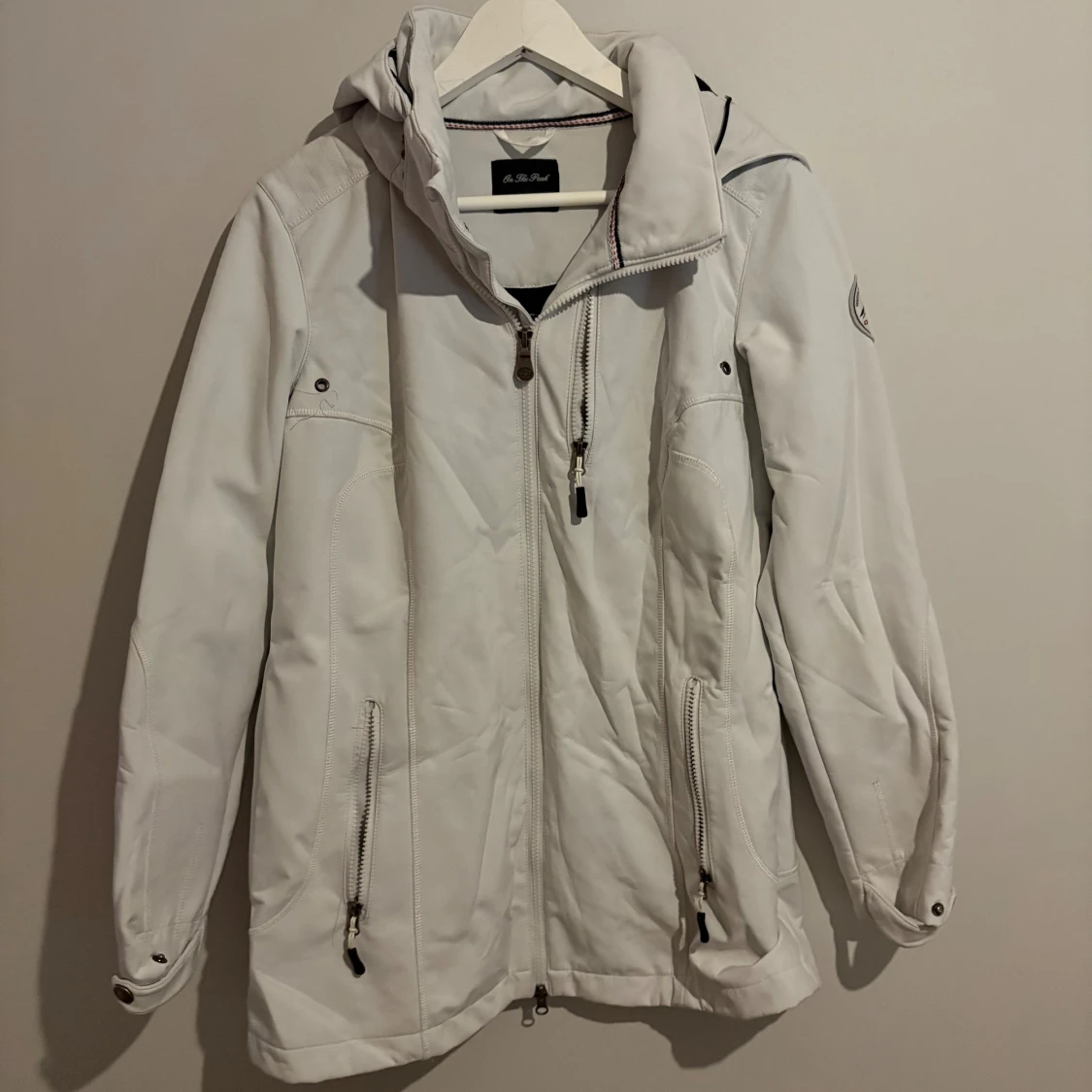 Vit vindjacka från On The Peak