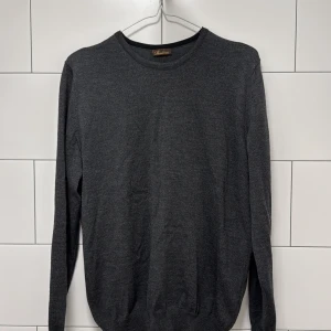 Mörkgrå stickad tröja Stenströms - En stilren mörkgrå stickad tröja från Stenströms med rund halsringning och långa ärmar. Tröjan har en klassisk passform och är perfekt för lager-på-lager. Nypris ca 1700 SEK. Hör av dig vid minsta fråga. Mvh