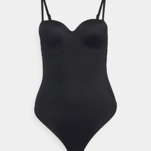 Svart baddräkt med smala axelband - En stilren svart baddräkt med smala, justerbara axelband och formpressade kupor. Klassisk och enkel design som ger en snygg siluett. Perfekt för strand eller poolhäng.