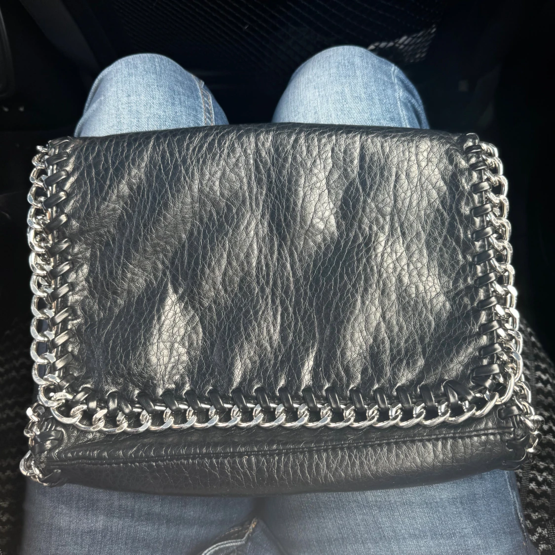 Svart axelväska med kedjedetaljer Tiamo