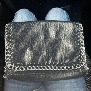 Svart axelväska med kedjedetaljer Tiamo - fin väska från Tiamo, är i bra stick💕