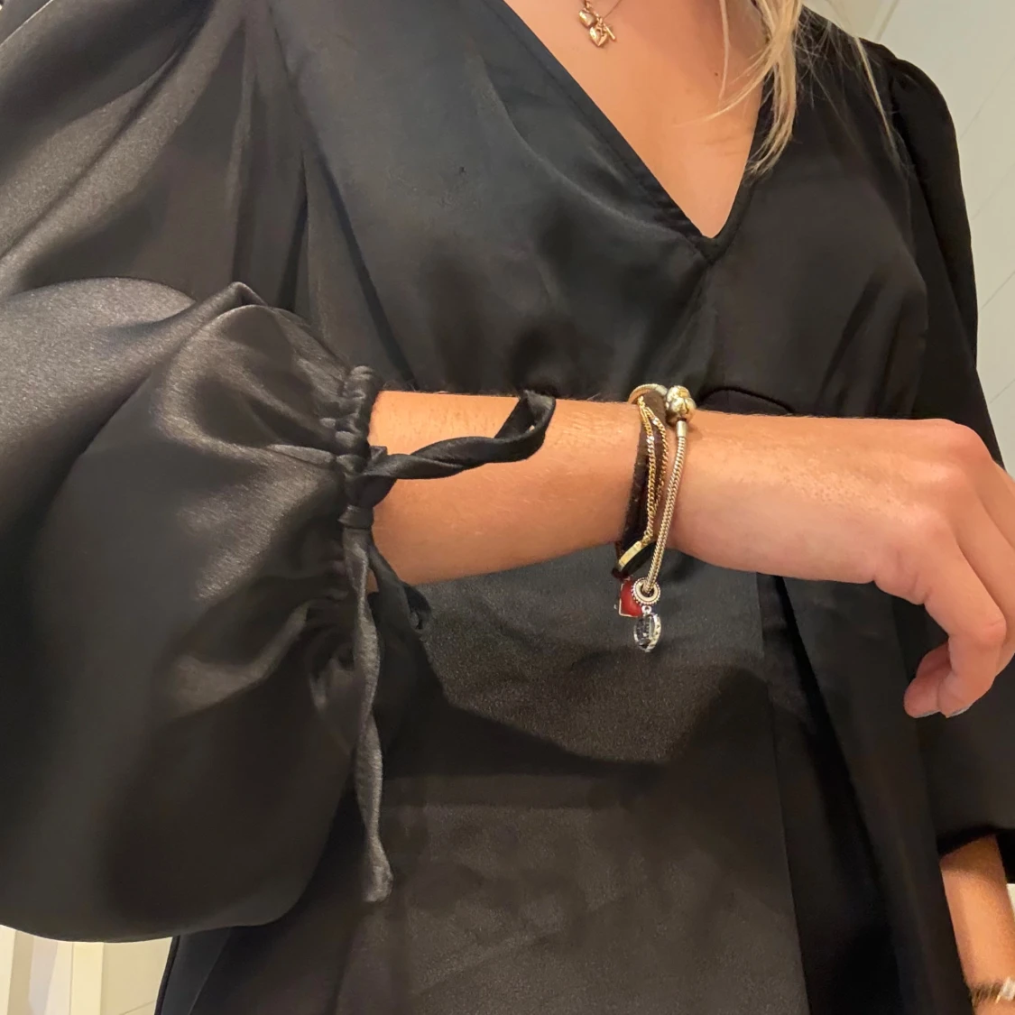 Svart satintopp  - 1