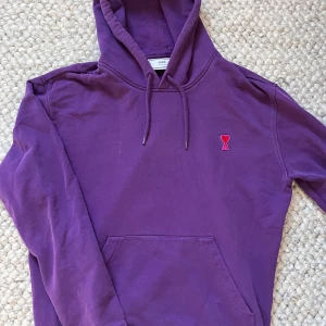 Lila hoodie från Ami Paris 🙌🤩 - Säljer en lila hoodie från Ami Paris som är rikgit fett🙌🤩 Hoodien passar storlek S✅