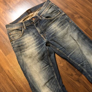 Tiger Of Sweden jeans - Tja! Säljer ett par skit feta tos jeans. Otroligt snygg wash och lätt slitna detaljer. Modell Iggy - slim/straight fit. Storlek 32/32 sitter som 31/32. Hör av dig vid funderingar!