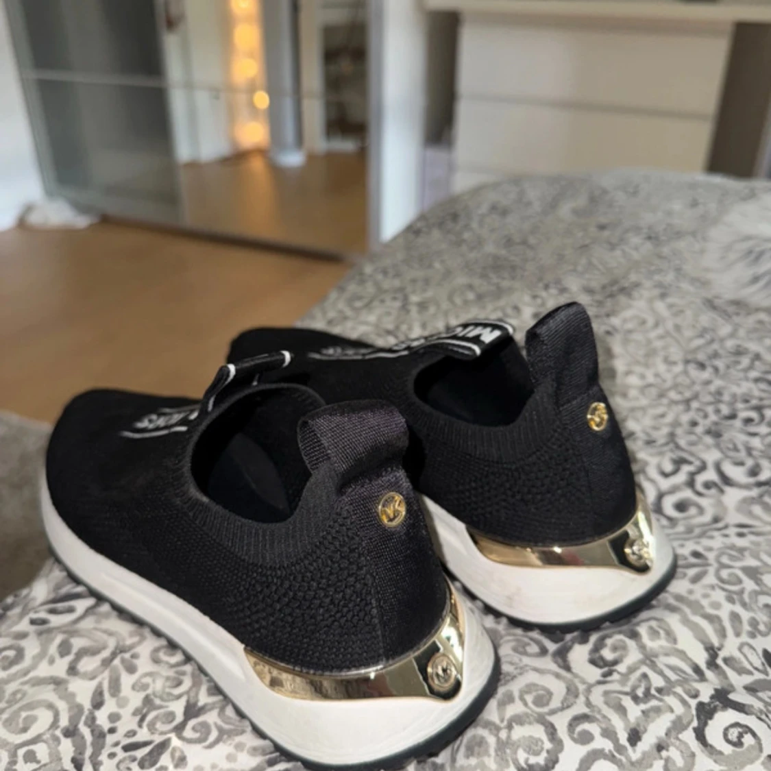 Svarta slip-on sneakers Michael Kors - 1