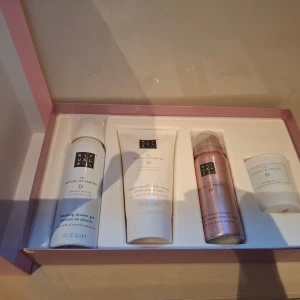 Rituals The Ritual of Sakura presentbox - Snygg presentbox från Rituals med serien The Ritual of Sakura. Innehåller duschgel, body cream, body lotion mousse och ett doftljus. Aldrig använt. 