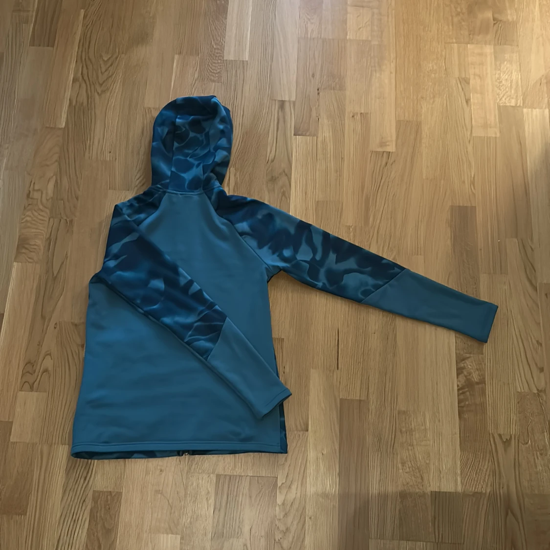 Turkos blå jogg zip Hoodie ifrån peak performance - 1