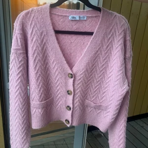 Rosa kofta från Zara med knappar - Ljusrosa kofta/cardigan från Zara i storlek S 🥰 