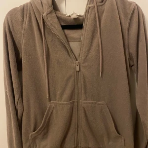 Beige fleecehoodie med dragkedja S - Mysig beige hoodie i fleece med dragkedja framtill, snörning i huvan och stora fickor. Perfekt för chill dagar eller när du vill vara extra bekväm. Långärmad och med avslappnad passform. Endast använd en gång, då jag råkade köpa i fel färg!❤️