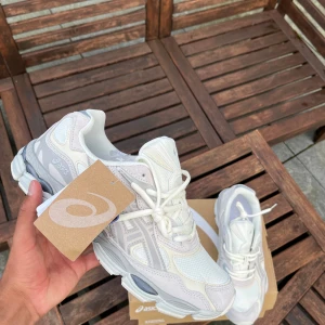 Asics gel nyc  - Helt ny med etiketter, öppen för prisförslag. Fraktar alltid samma dag🚙