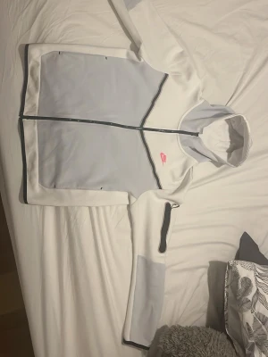 Vit/Grå Nike TechFleece Storlek L - Vit/grå Nike Tech fleece med rosa logga, använd 2-3 gånger, köpt för 1300kr på footlocker 