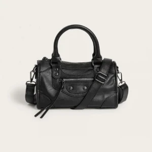 Trendig väska Kappahl - Hej! Jag säljer denna handväskan ifrån Kappahl, den säljs inte längre i butik eller hemsida. Så passa på att köpa nu till ett bra pris!🙏🏻 Väskan har en snygg dragkedja framtill och dekorativa nitar. Perfekt storlek för det viktigaste och ger en edgy vibe till din outfit.