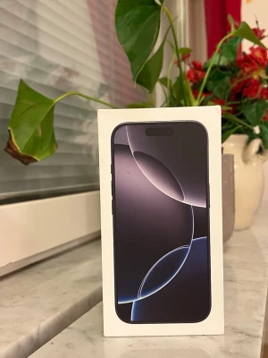 iPhone 16 Pro - Säljer en   iPhone 16 Pro,  BOX, Black Titanium. 