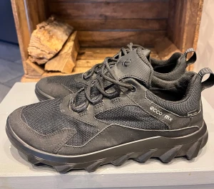 Svarta ECCO MX sneakers strl 37 - Säljer ett par svarta ECCO MX gore-tex sneakers i storlek 37. 